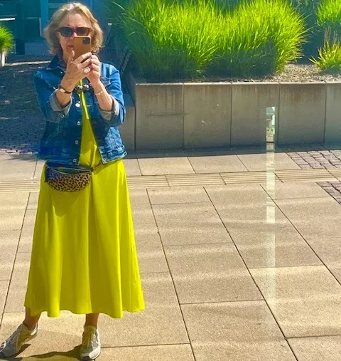 Mara Anders mit Smartphone Mara Anders mit Smartphone